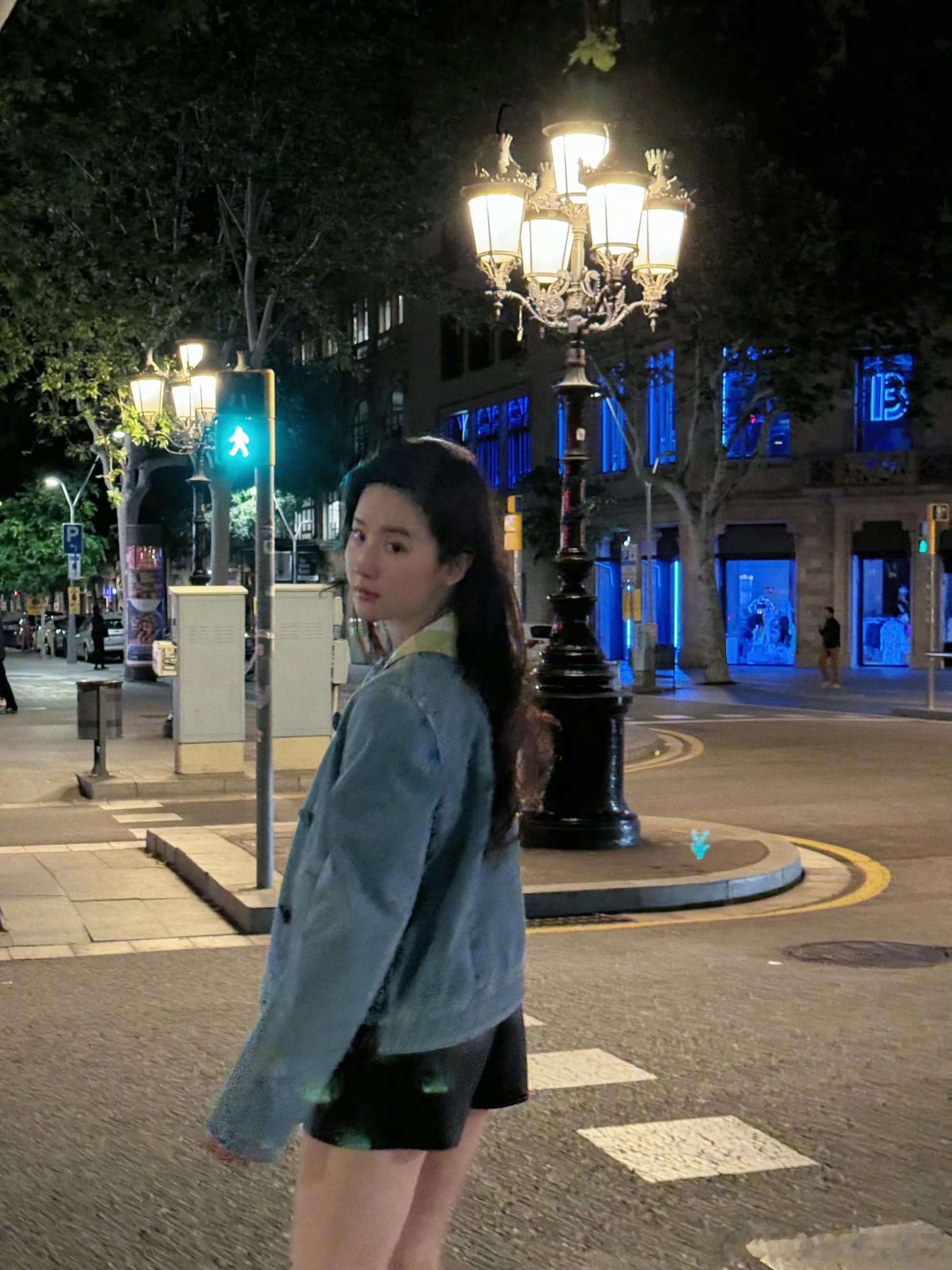 #刘亦菲在西班牙压马路# 就喜欢刘亦菲这种随时随地的松弛感，每时每刻都在传递好心