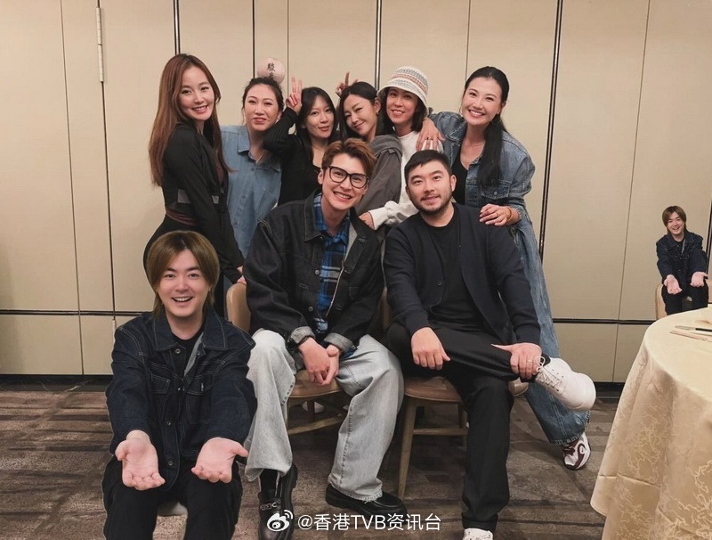 明报：陈家乐晒《盛装舞步爱作战》旧照 18年后再聚掀集体回忆陈家乐今天（19日）