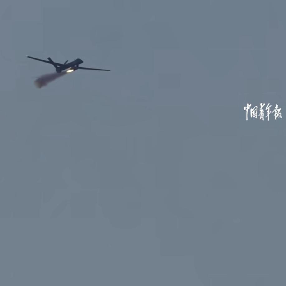 难得一见呢，我军察打一体大型无人机发射空地导弹摧毁地面海马斯模拟假目标。