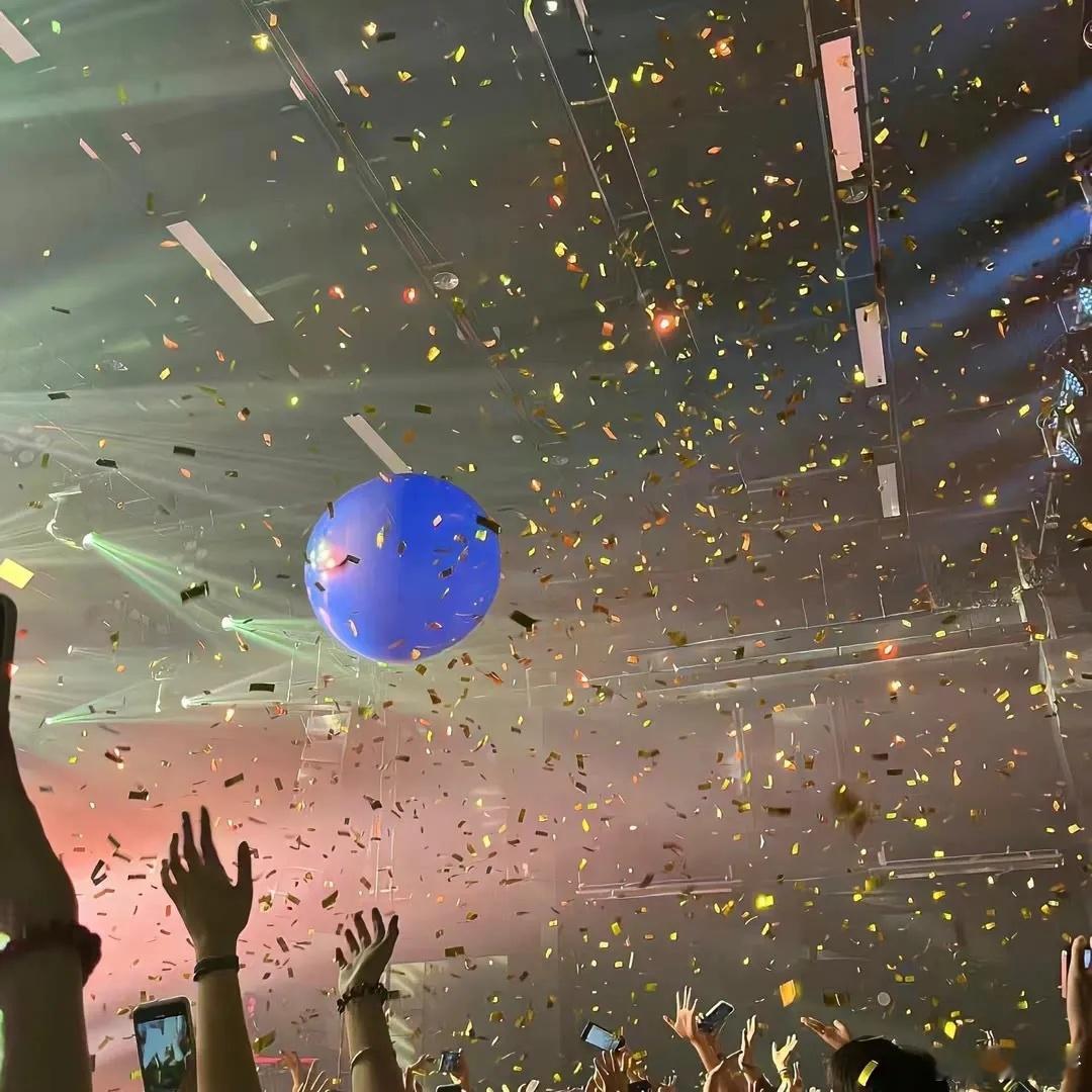 在这个薄情年代，要想别人对你念念不忘，最好的办法就是欠钱不还。 ​​​