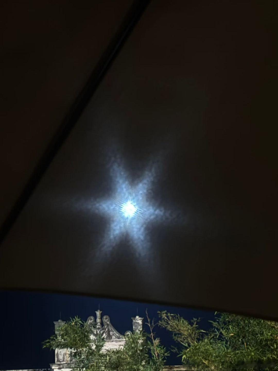 张婧仪丸子头对镜拍张婧仪拍的六角星 张婧仪丸子头对镜拍 