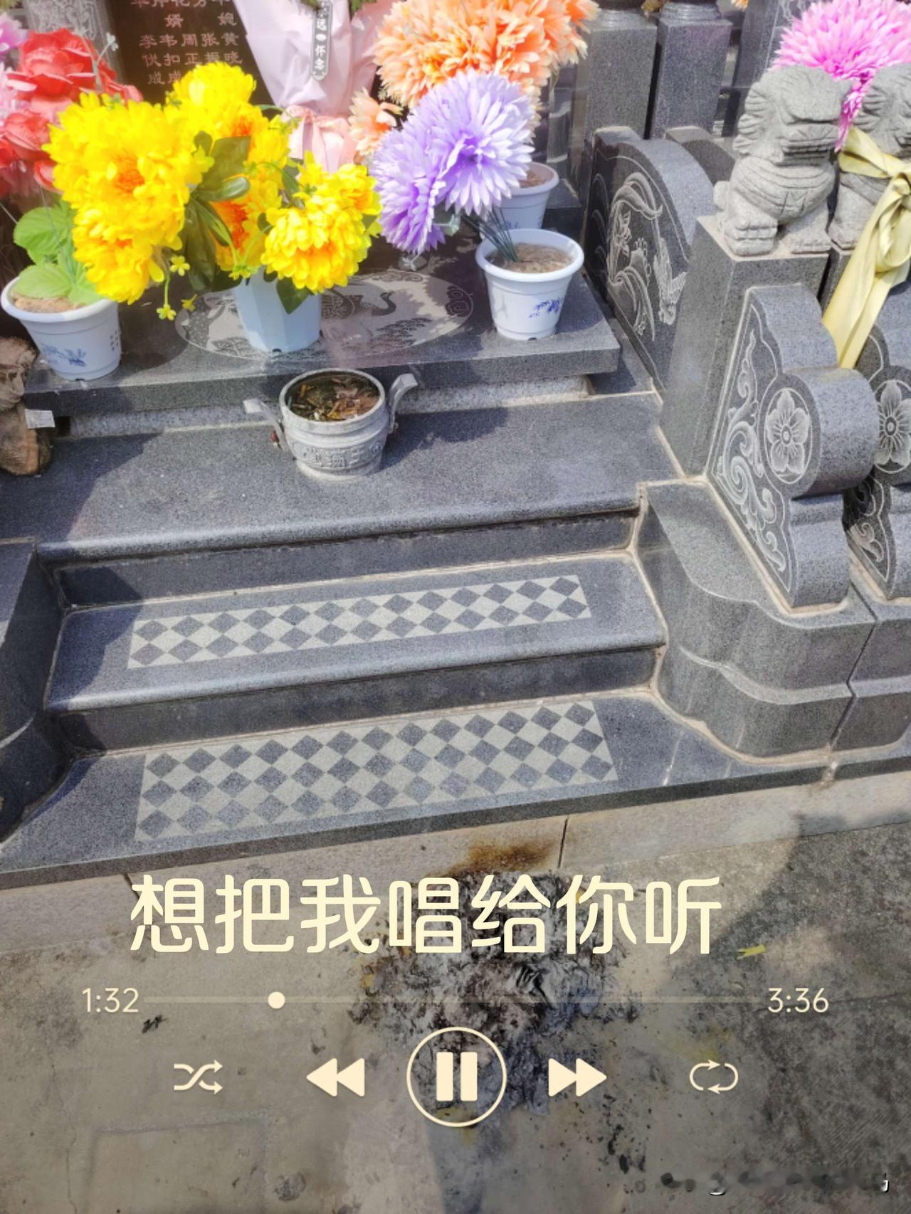 清明节的雨
 
每到清明，天仿佛就懂了人间的心事，淅淅沥沥的雨，总会如约而至。这