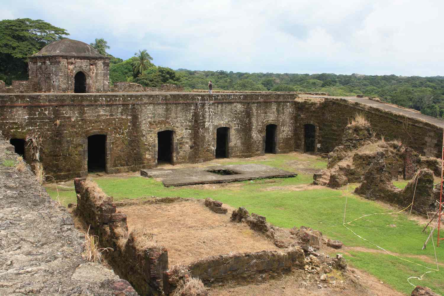 公元前1500年墨西哥圣洛伦佐开始形成规模聚落,到公元前1300年,这里成为奥尔