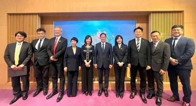 中国向 韩国 划红线。
针对三名韩国国会议员窜访 台湾 ，中国外交部6月9日表示