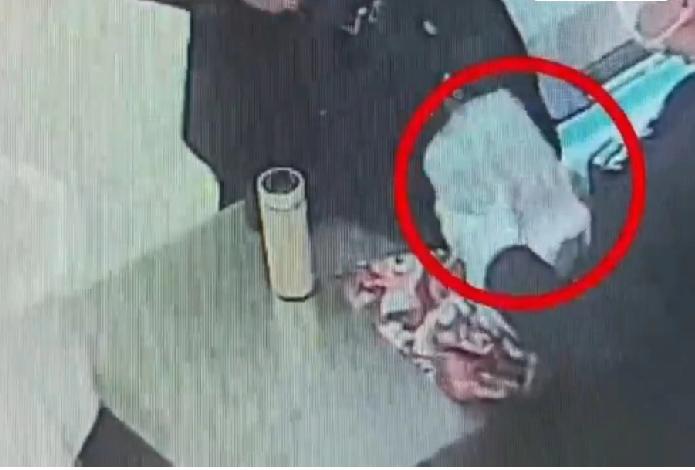 深圳莲塘海关关员近日在对进境旅客的行李物品进行监管时，分别发现2名男女选择「无申