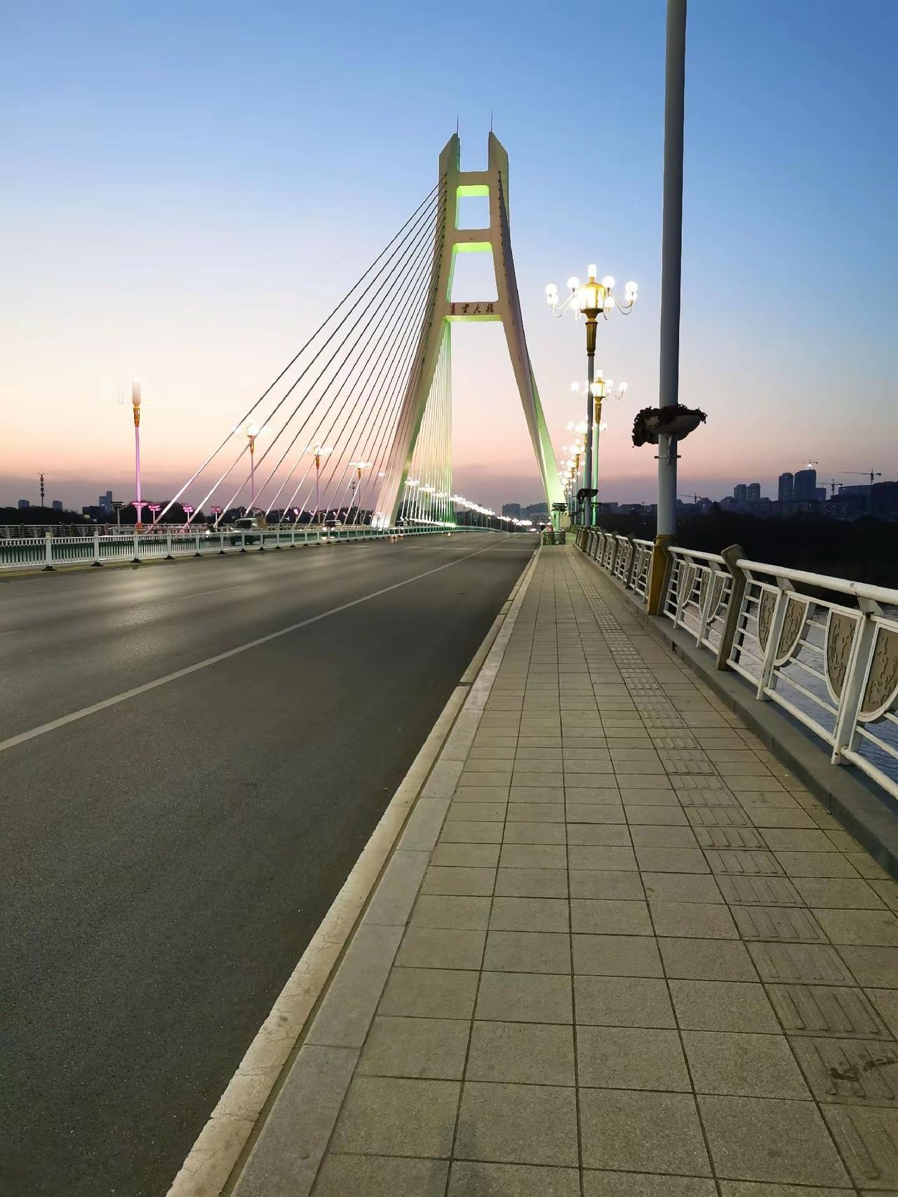 华灯初上汶河大桥。