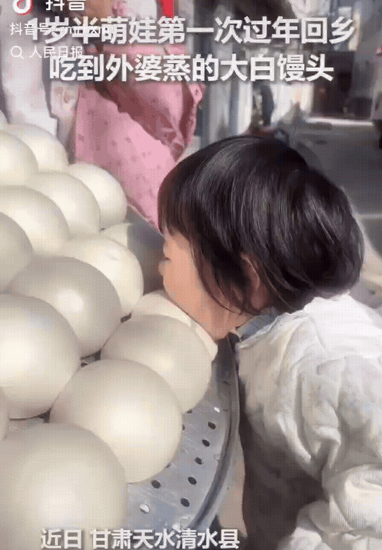 “上人民日报了！”甘肃天水，姥姥蒸了一大锅白白胖胖的馒头，1岁多的萌娃啃馒头的画