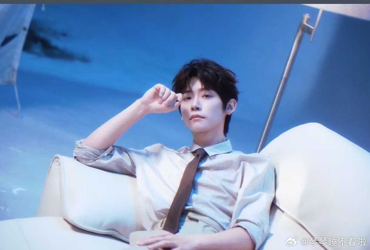 李卿[超话] lq李卿  日子又和河水一样潺潺流动 我还没忘记第一次见你的眼睛​