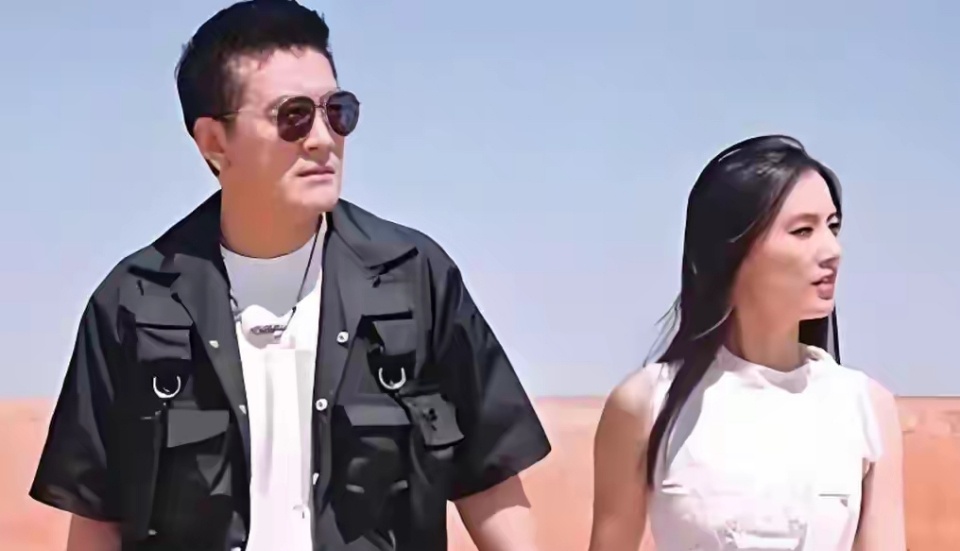 黄圣依明知小三怀孕仍在镜头前陪杨子秀恩爱，为了追回资产默默坚持三年 