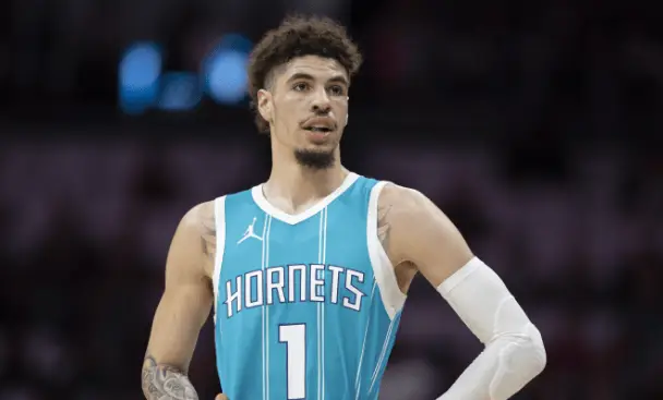 黄蜂队记者：鲍尔由于脚踝撞击伤，对阵森林狼出战成疑