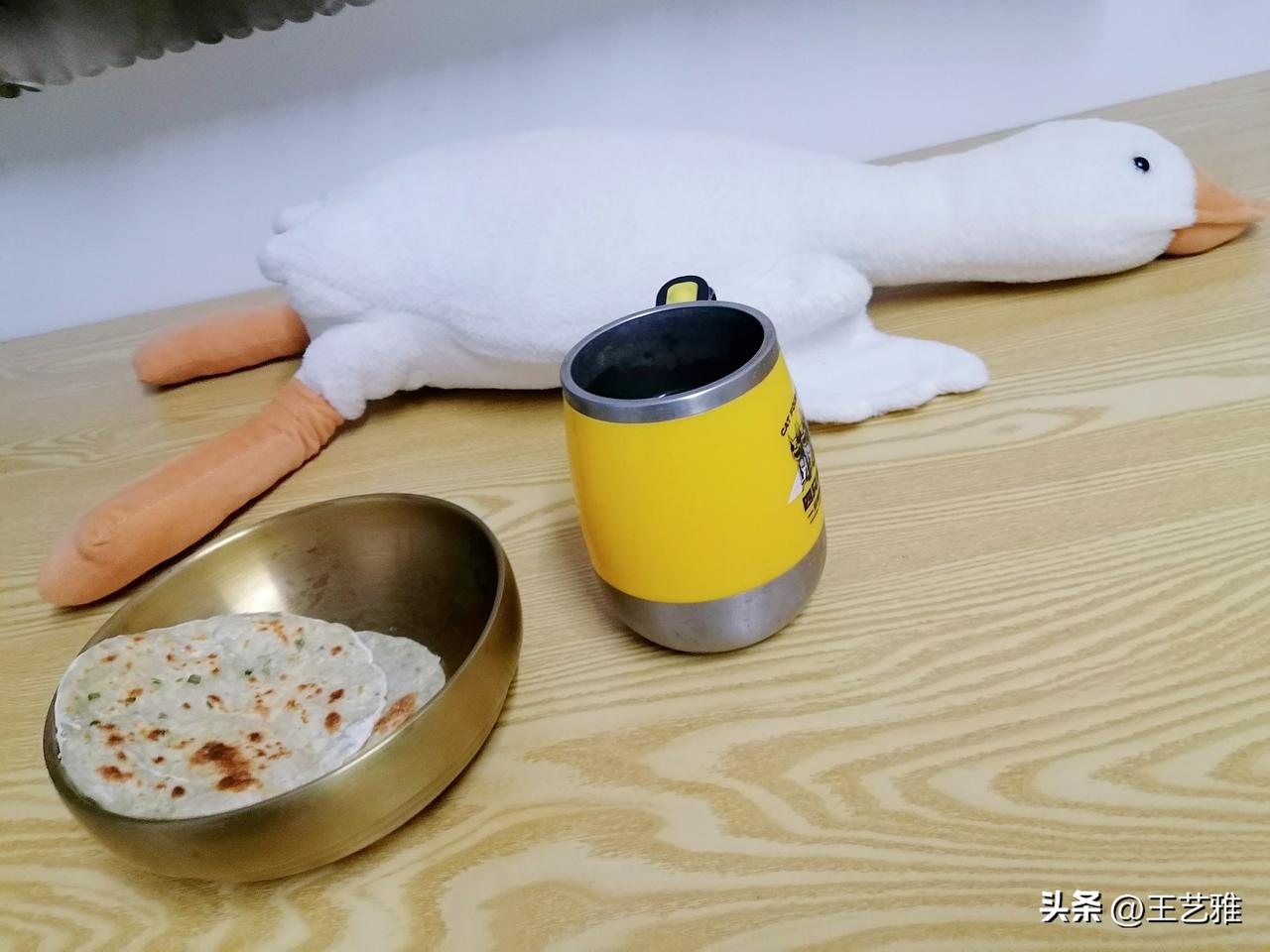 晚上我煎了几张葱油饼，就着温开水下咽，主打一个省钱。

刚才我跑去驿站买了几个大