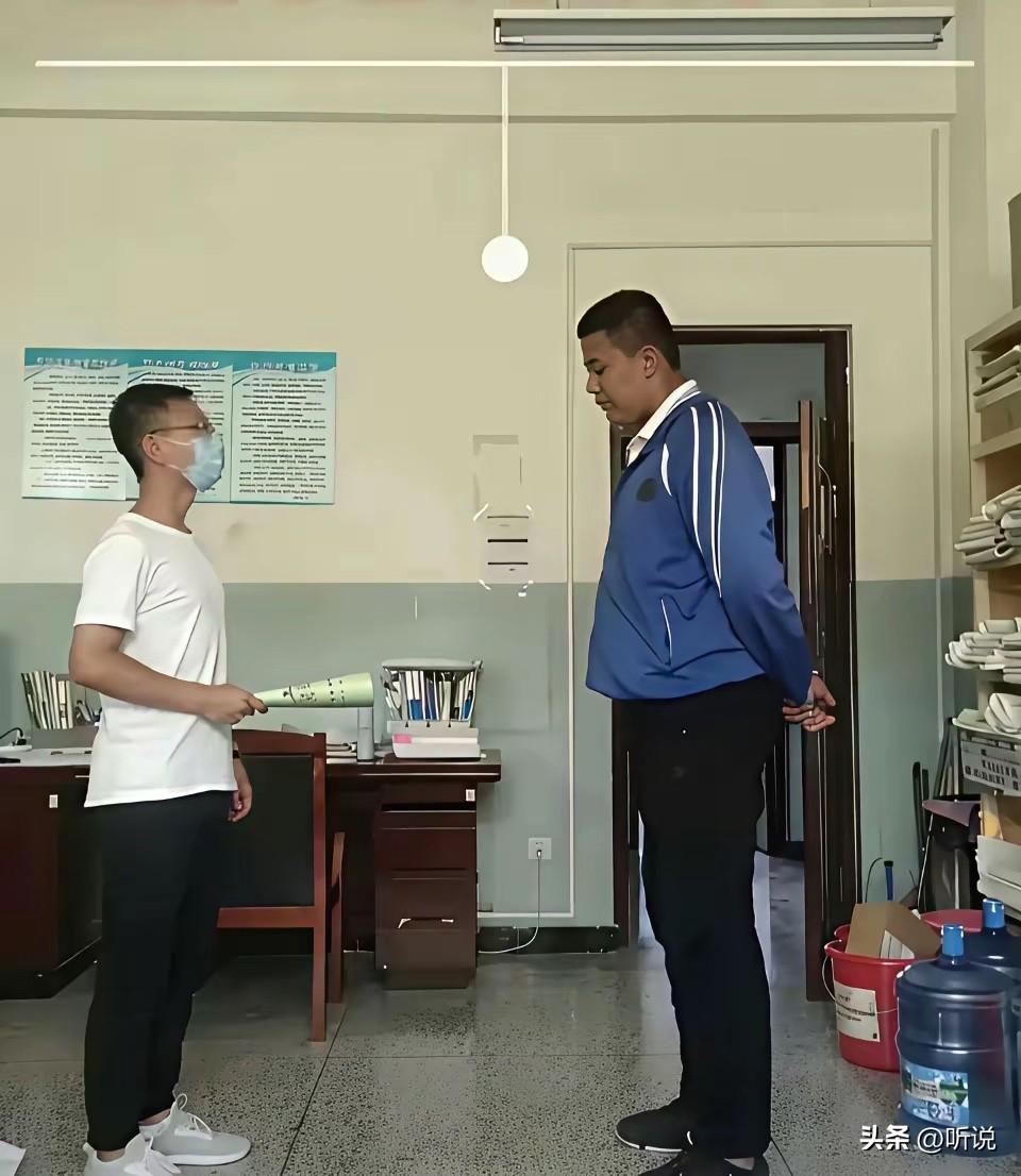 终于知道为什么学校要求学生一定要穿校服了！