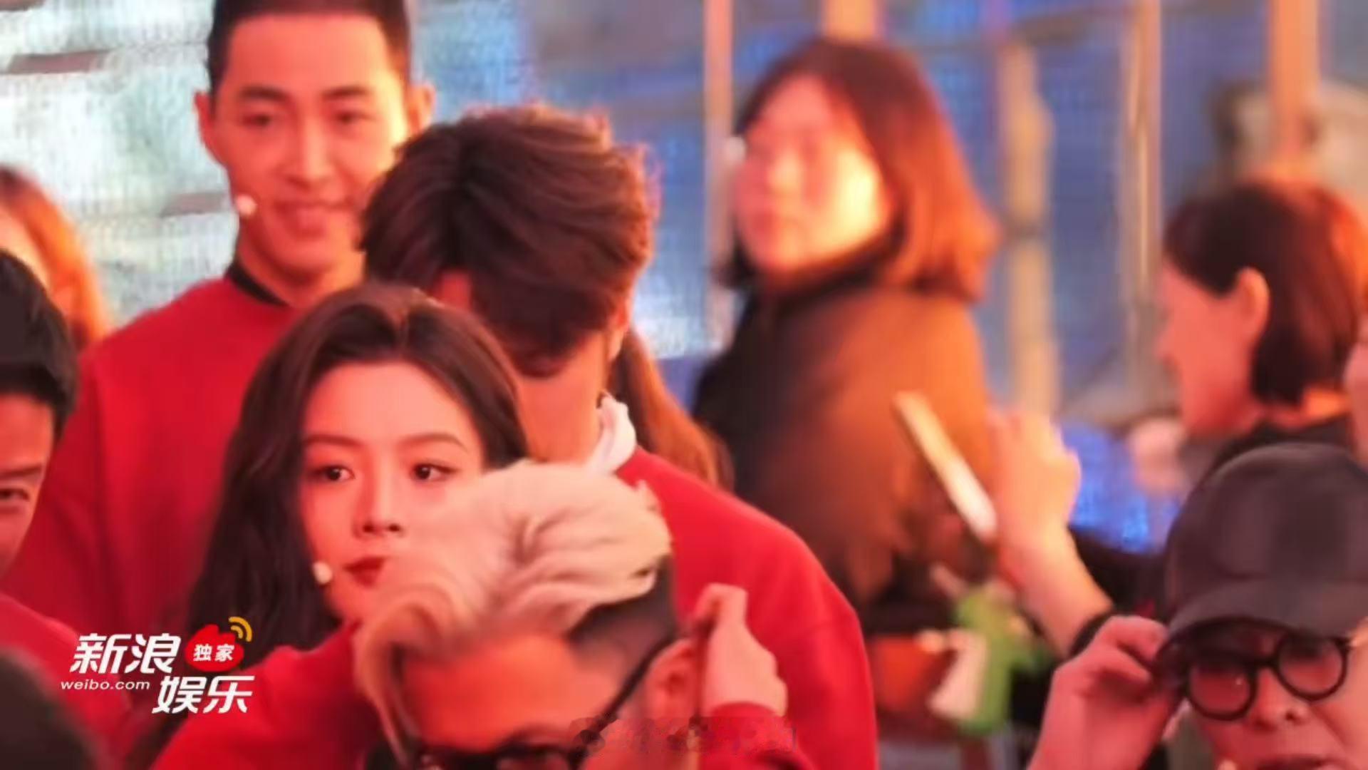 镖人剧组神图有了 花絮图里的细节满满，服装道具的质感透过镜头都能感受到。看来电影