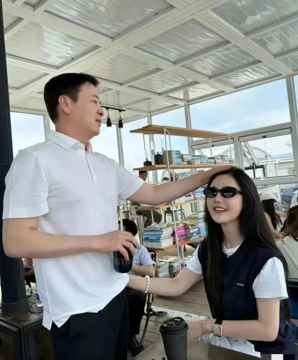 也不知道杨钰莹当初看了他什么，白白为这个人搭上自己的大好青春。

杨钰莹现在五十