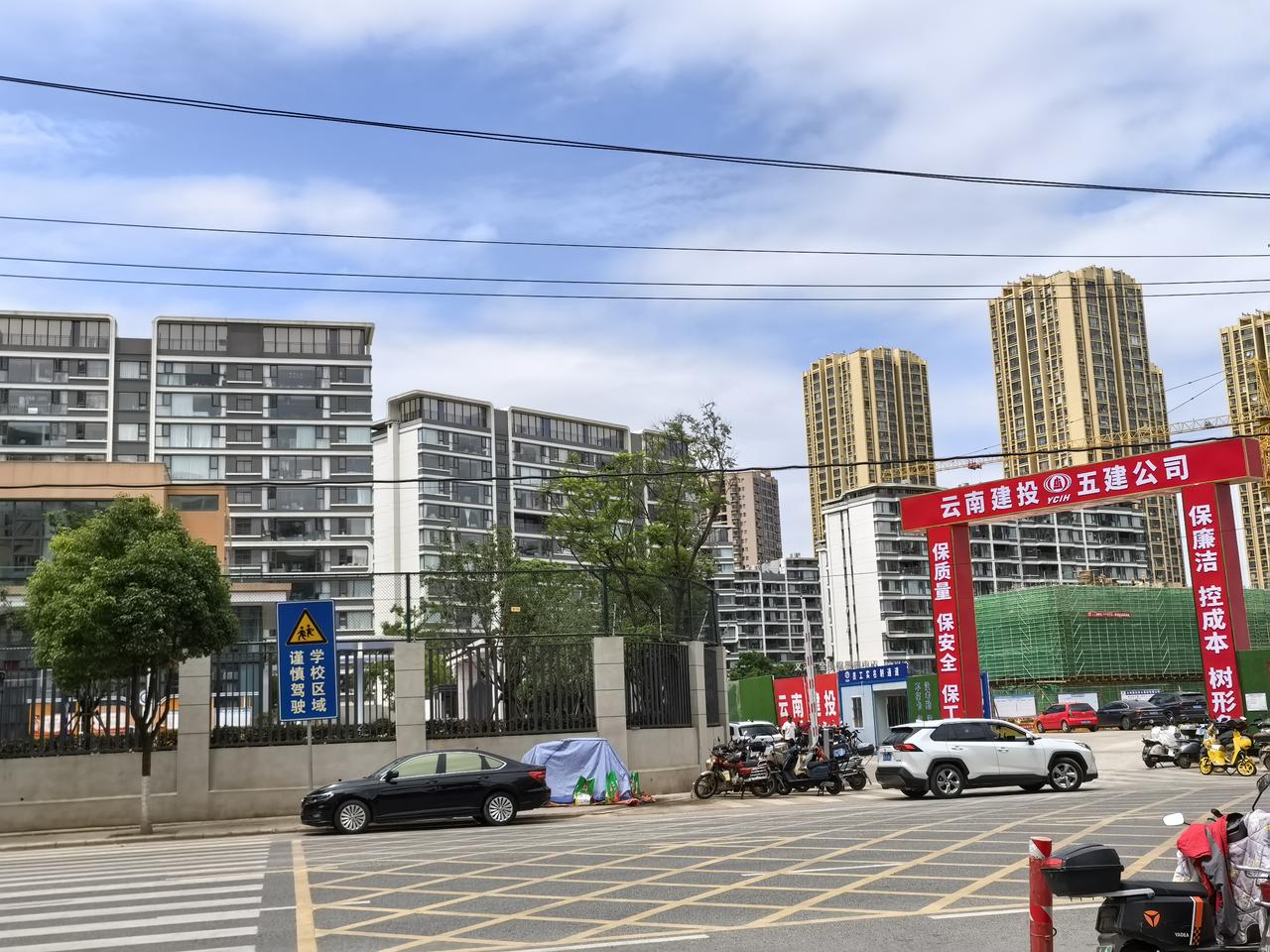 昆明高新区郦阳新城的边上，以前是他的地盘，自从那十五幢高楼倒下之后（爆破拆除）。