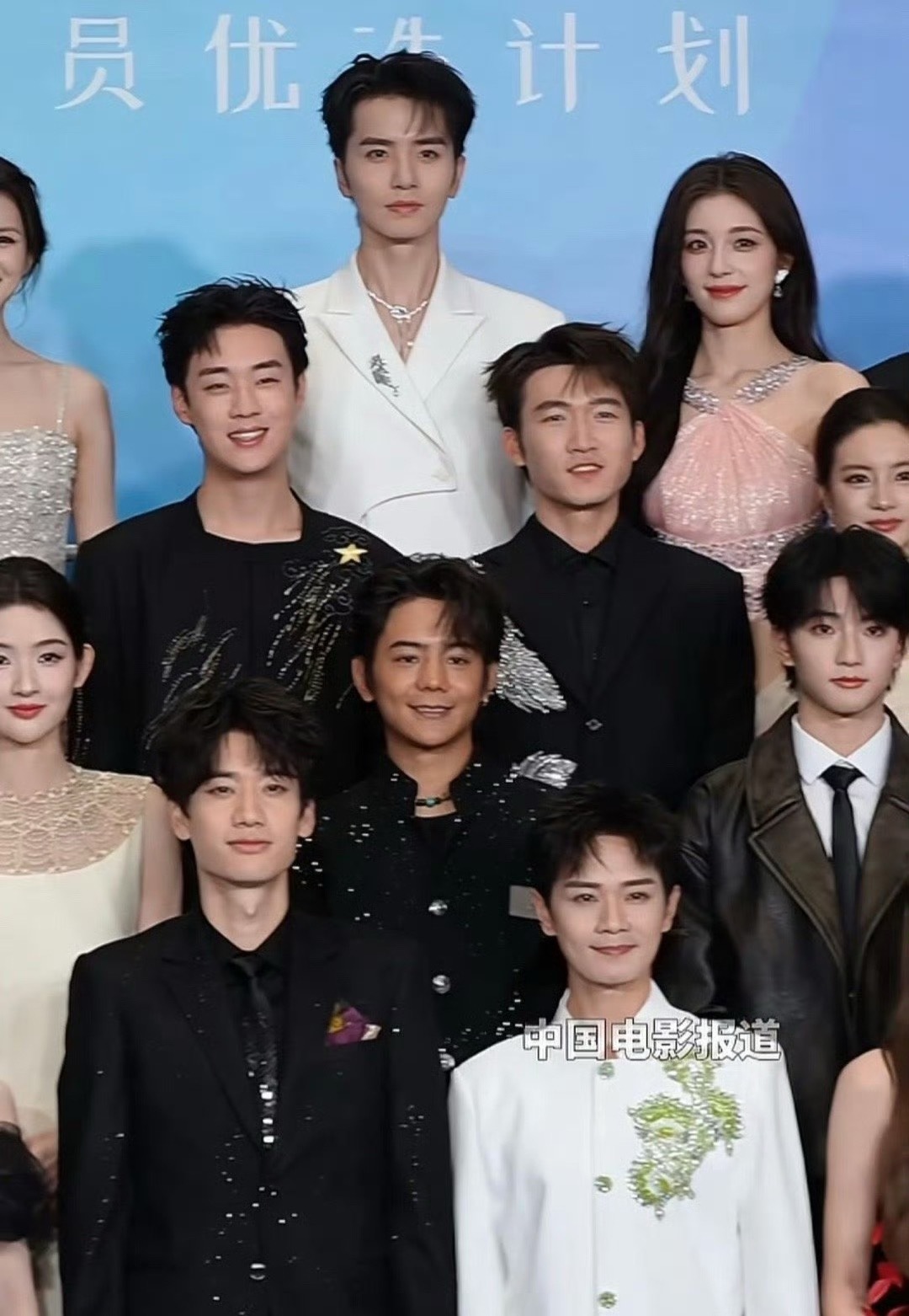 你们不觉得这里面有个人很好看吗 