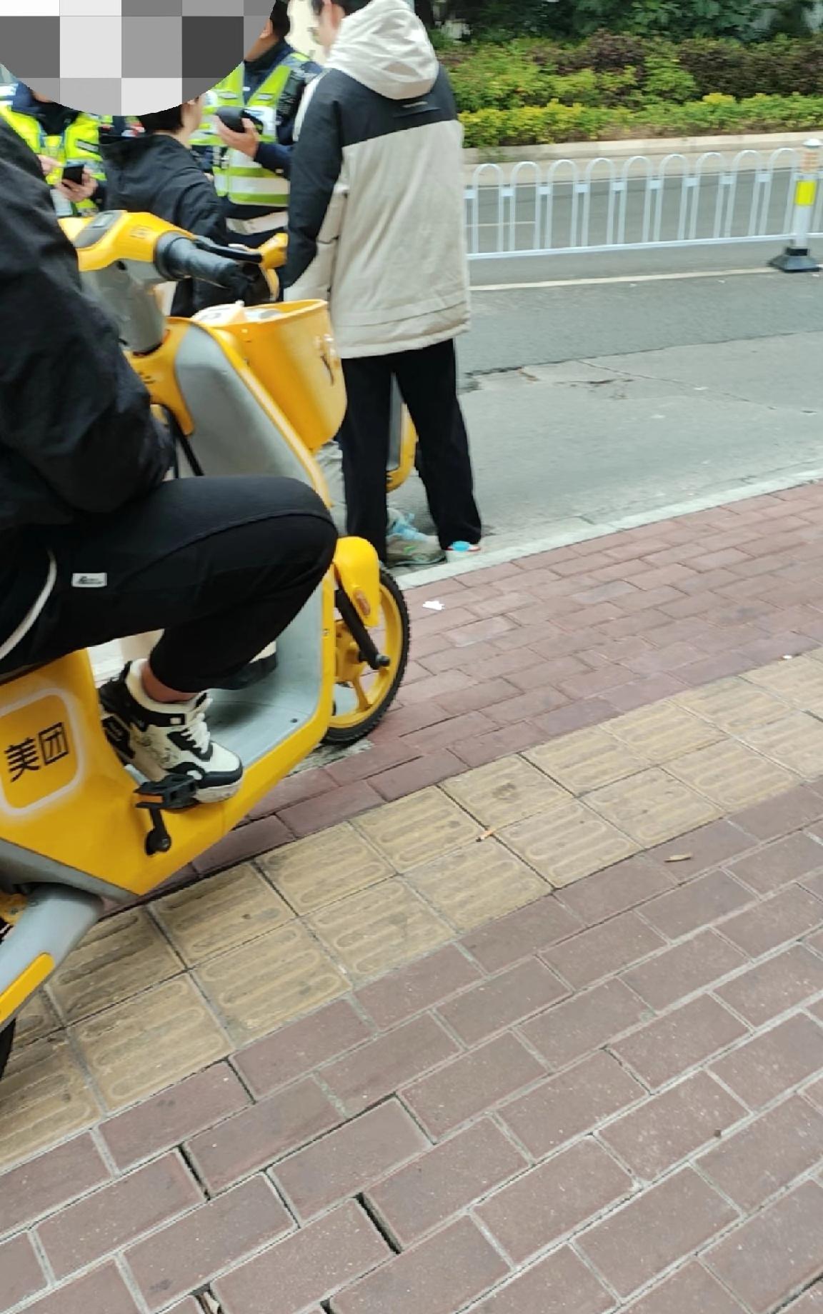 南宁共享单车载人罚50。

印象中以前共享单车载人不罚，今天看见交警在查车，旁边