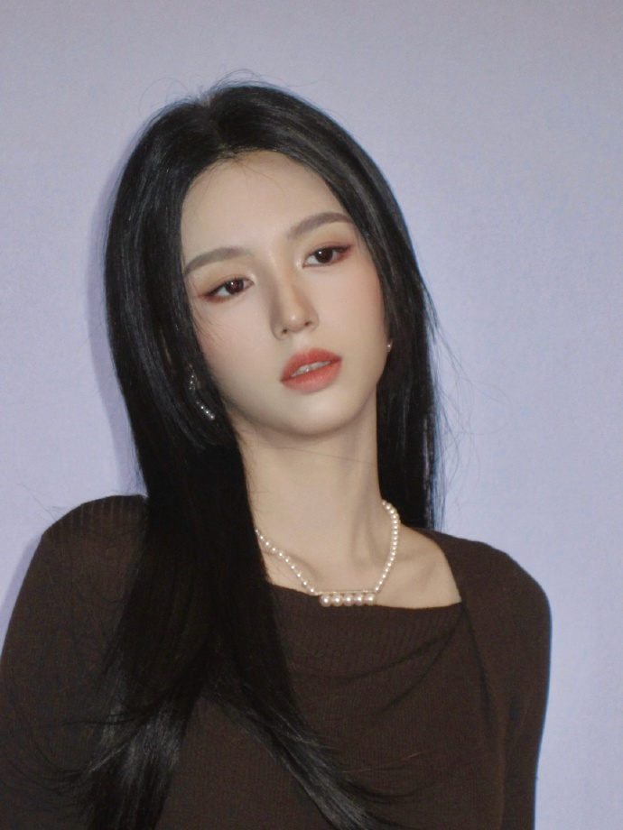 1.周也恋情被爆这事儿对她没什么影响，公司也没有管，包括舆论方面，根本压都没压，