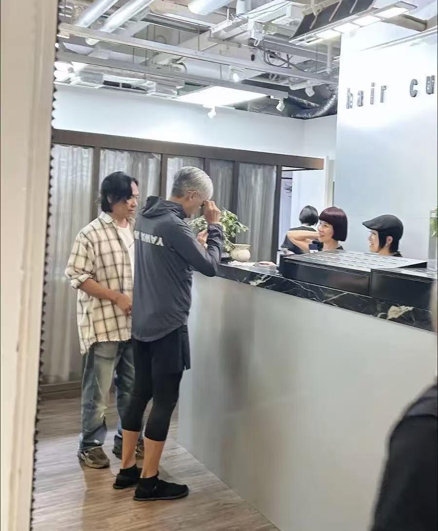 周润发近照曝光！

是真的老了啊

10月28日，有网友爆料在香港一家理发店偶遇