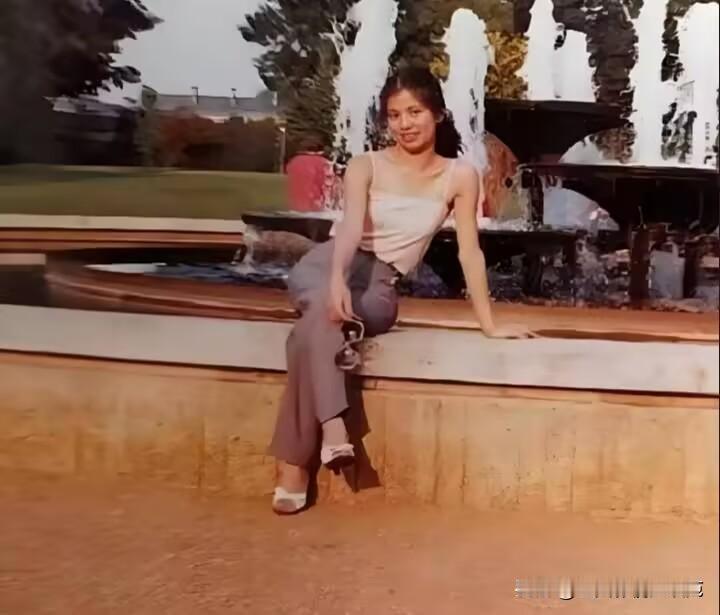 这是我喜欢了三十年的香港女明星俏黄蓉翁美玲，但是掐指一算，她都离世四十年了，这次