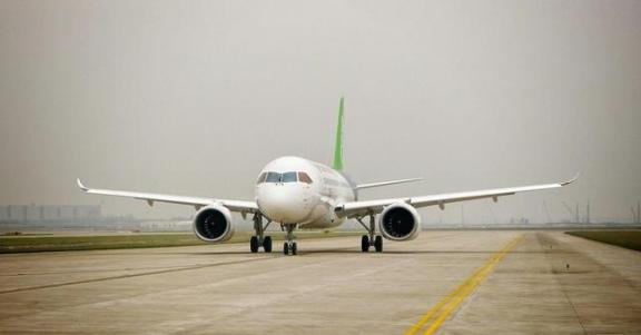 中国的c919大飞机目前还不能挑战美国的波音飞机地位，C919放在波音737、7