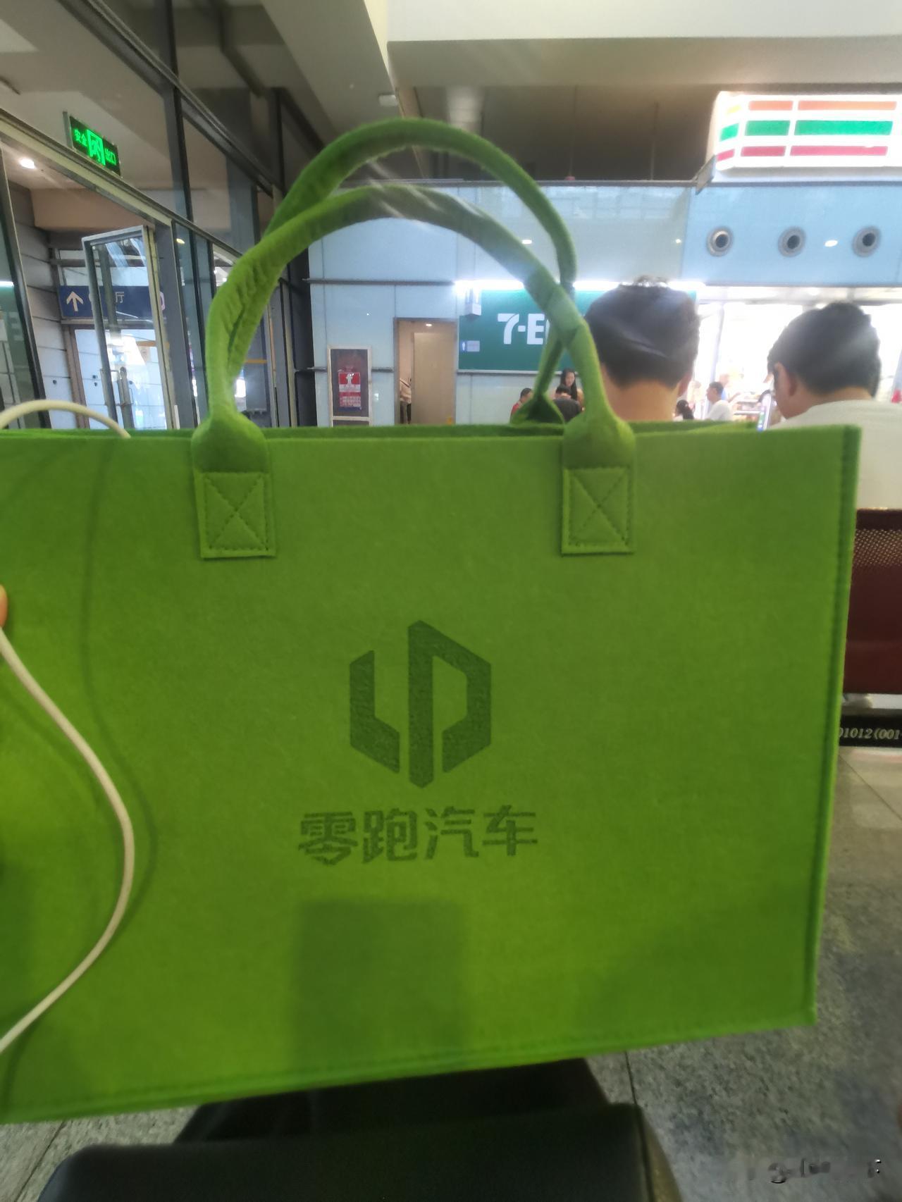 今天去逛深圳国际车展，虽然每个展台都准备了礼物，我发现还是零跑汽车送的手提袋最得