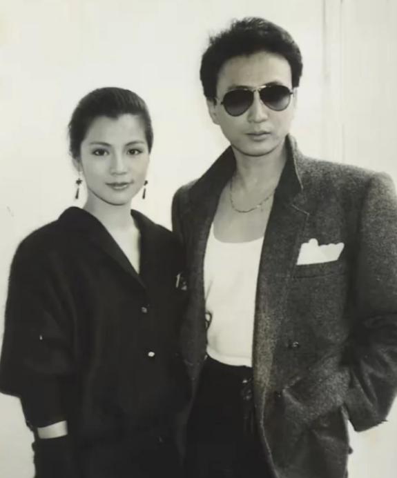 26岁的翁美玲因为想不开，英年早逝，一度影响到了汤镇业的事业。
汤镇业多年后追忆