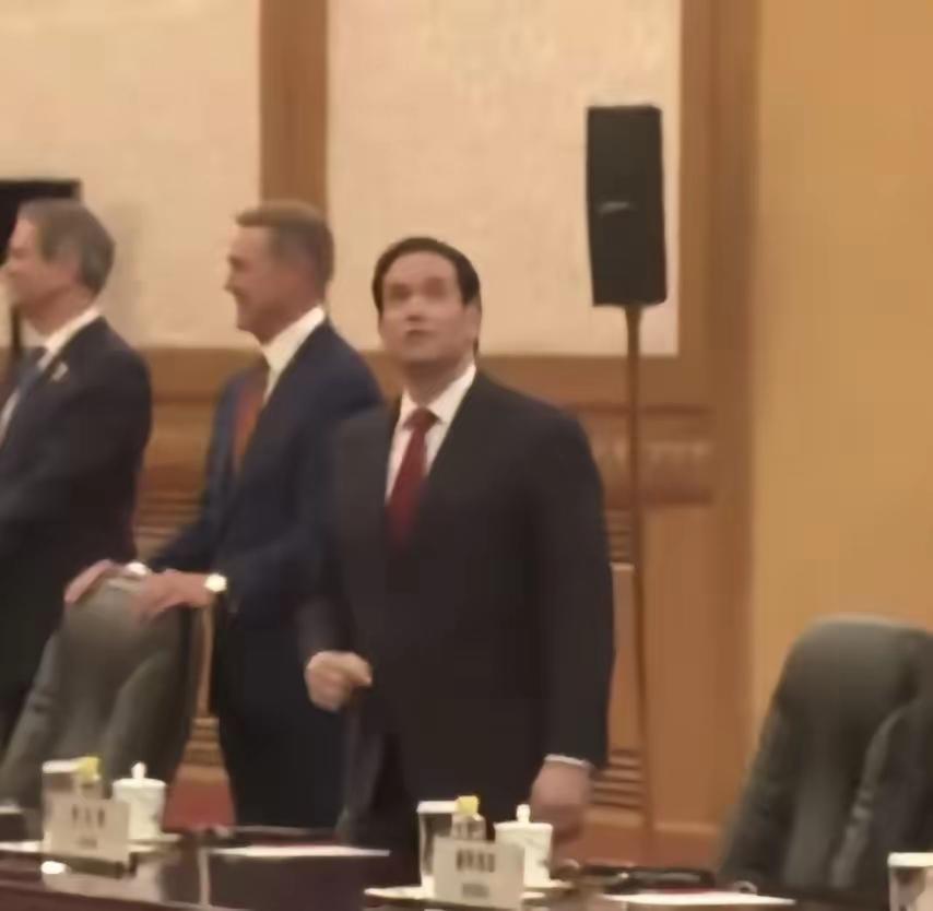 特朗普访华最火爆的两张照片，一张是美国国务卿鲁比奥在人民大会堂的，一张是美国大企
