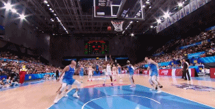 张宁手指天空挥臂大吼两声，他最后阶段迎着翟晓川投出的3分成为山西90：84战胜北