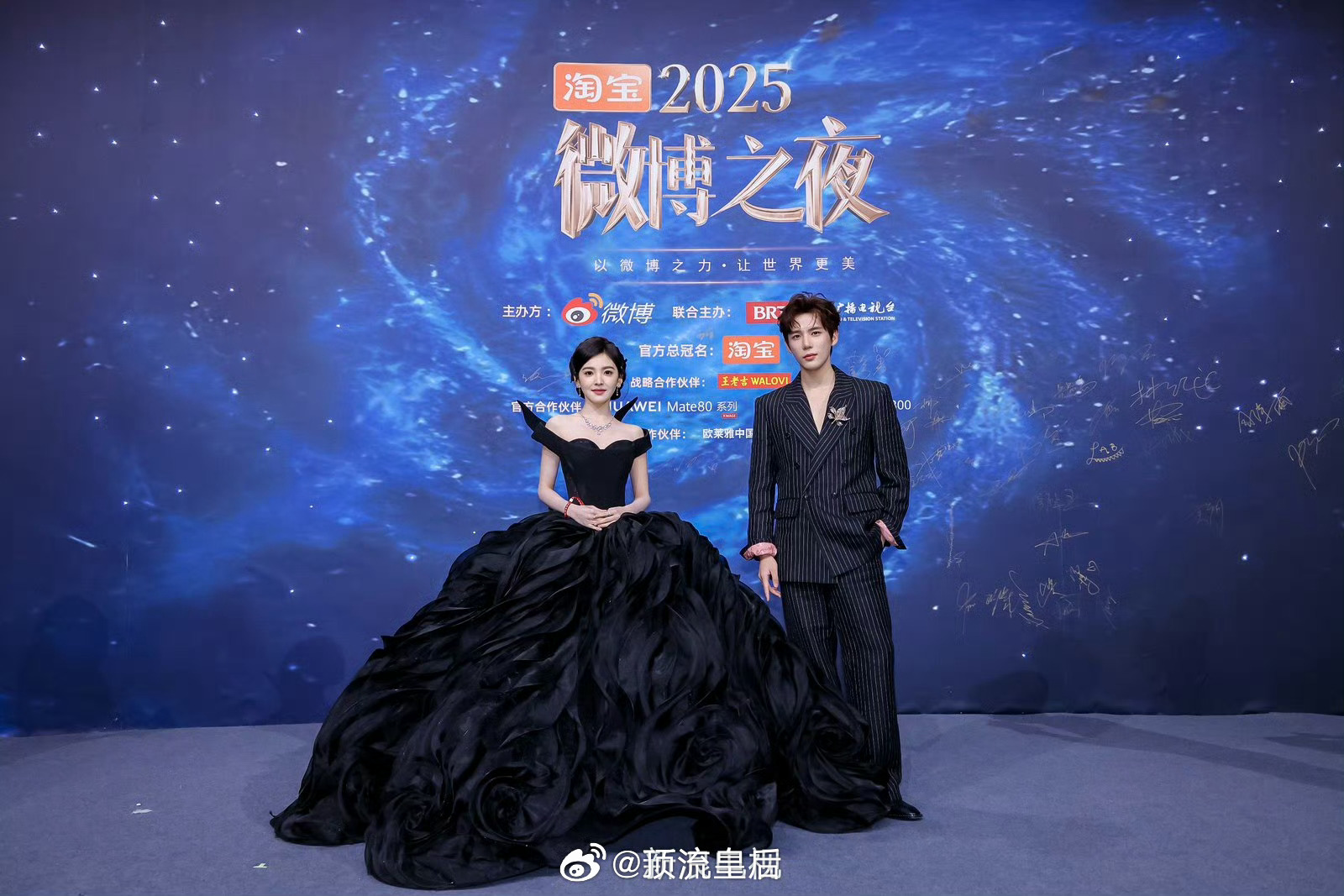 来看微博之夜明星双人红毯章若楠王安宇 黑天鹅公主配黑色条纹西装帅哥，怀疑网传合作