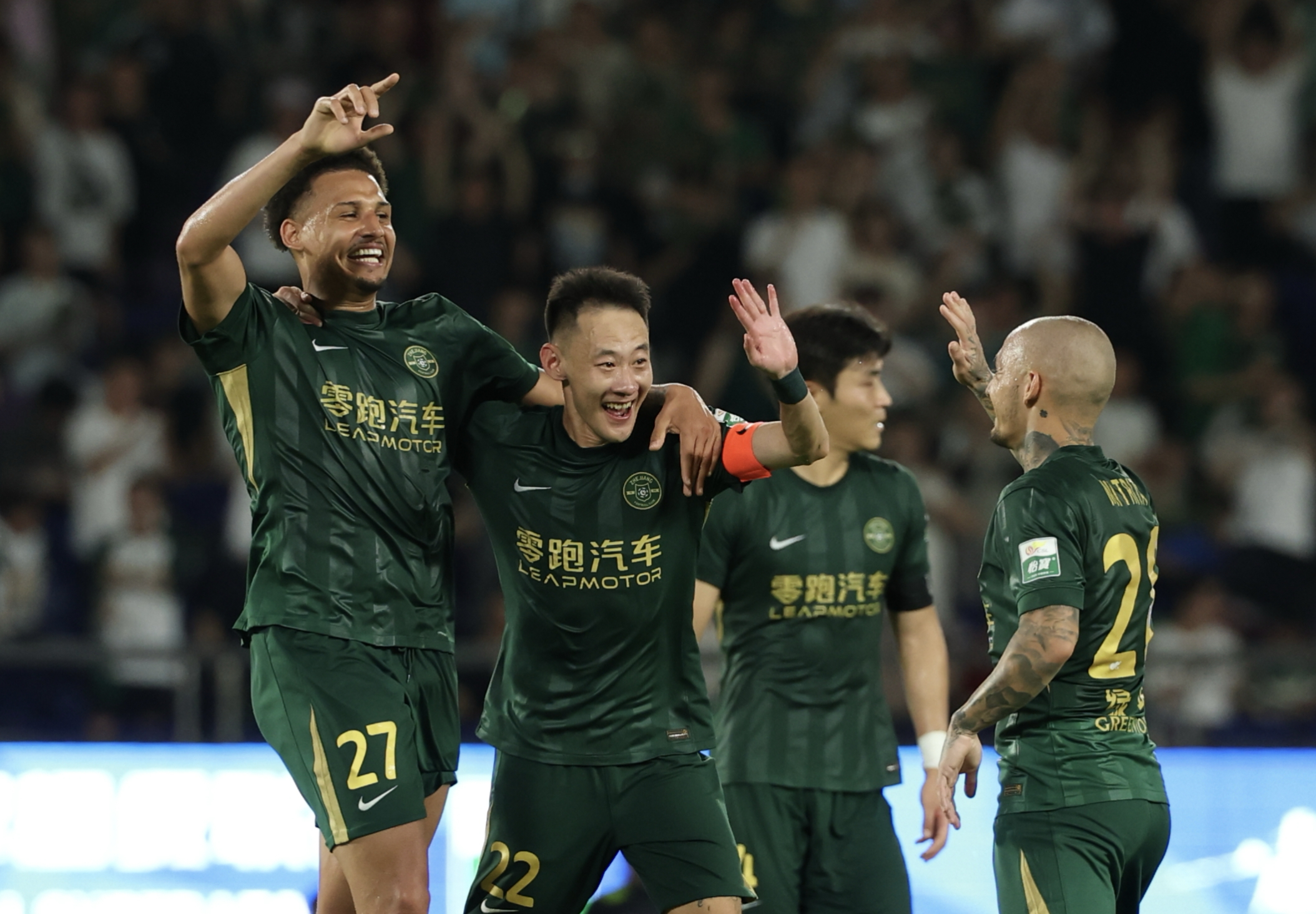 全力以赴，终迎胜果⚽浙江绿城3:2大连英博海发这份胜利，离不开每一位球迷的呐喊与