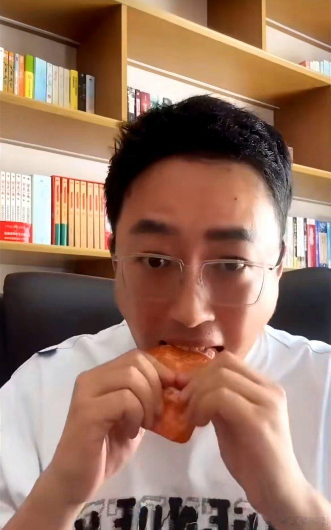 于正这手双标，真是玩明白了许凯赵晴那边舆论刚冒头，他立马直播、小作文全套跟上，生