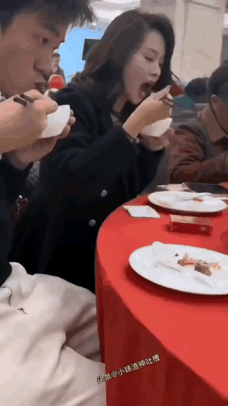 看看这女的手多快！借夹菜的机会闪电般把一盒烟拨拉到身边男人怀里！男人心领神会顺手