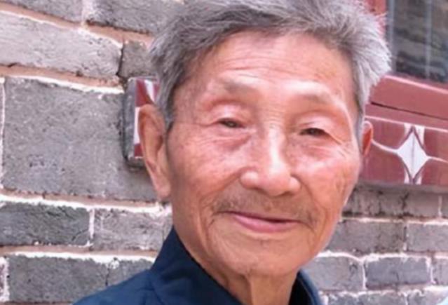 1979年 ，一位老人为了证明自己是老红军，不顾危险在北京拦下一辆军官的车，眼看