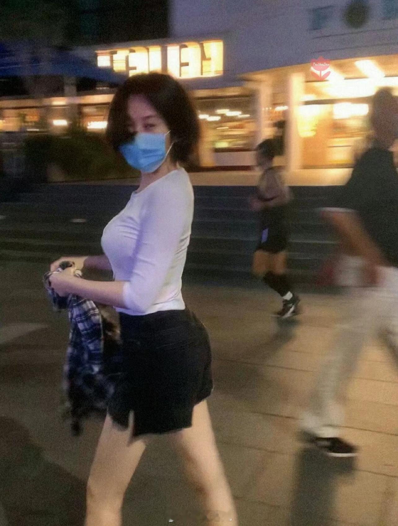 网友两年前偶遇许晴，五十岁的许晴身材巨好，这身段，这体态，犹如十八岁少女，有钱有