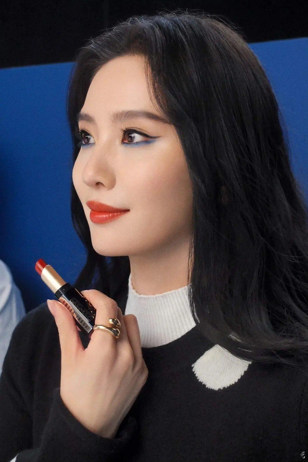 刘诗诗这妆容像三天没睡觉一样 ​​​