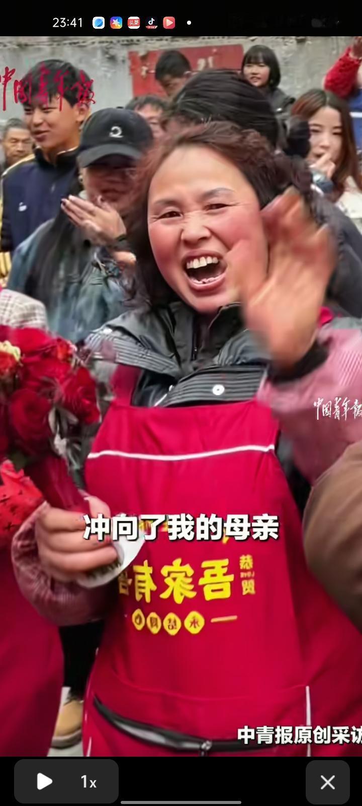 近日，贵州安顺。伴郎抢到手捧花后，第一时间奔向妈妈送给她，全场都十分感动，妈妈也