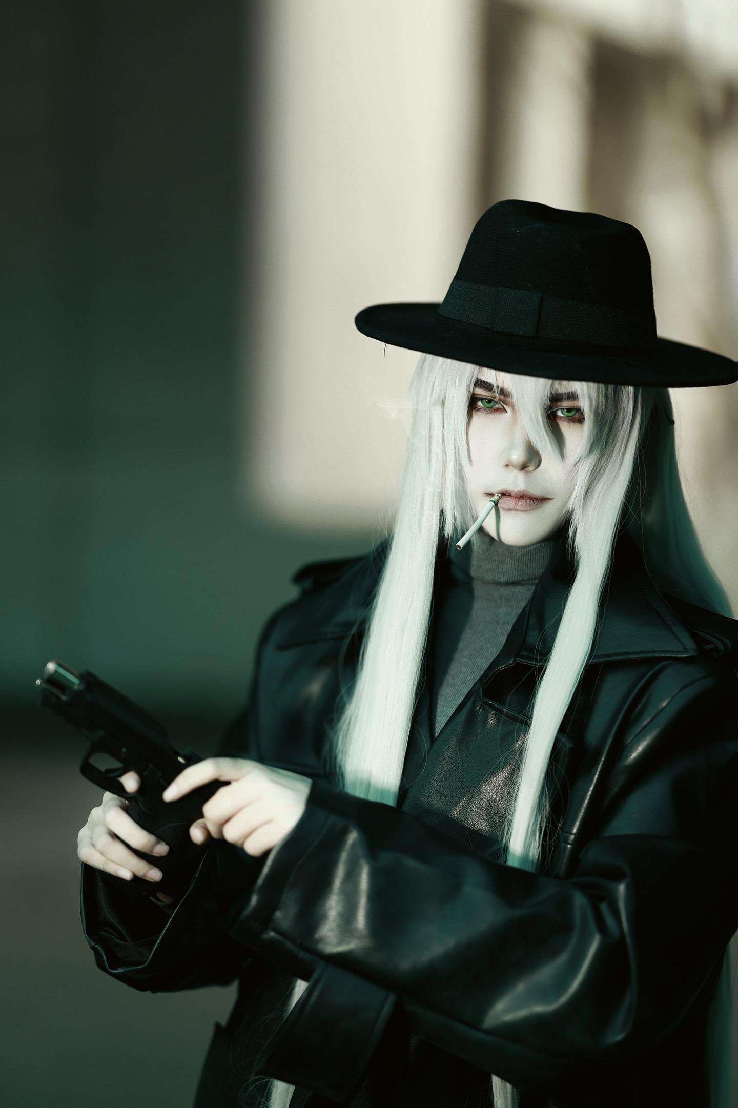 黑衣组织～琴酒。📍：丹徒废弃学校
📷：佳能R6 Mark2～RF85 f1.2
💄：琴酒cos
🧚🏻： 
🔖：“安息吧，雪莉，永远的安息吧……”
