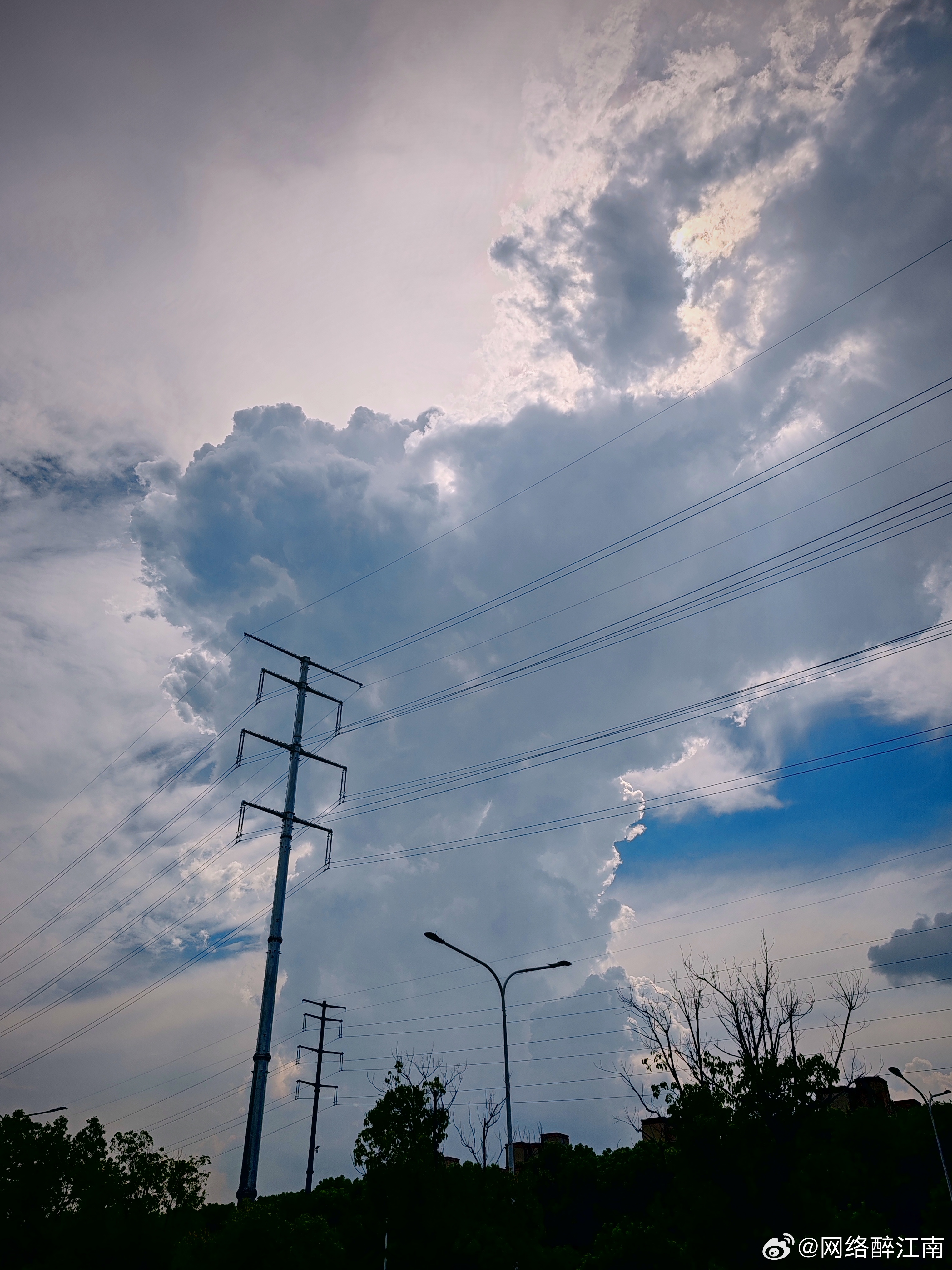 下午，上班路上，云层很厚，天气又热，似乎要一场雷阵雨……随手拍用眼睛寻找美丽江南