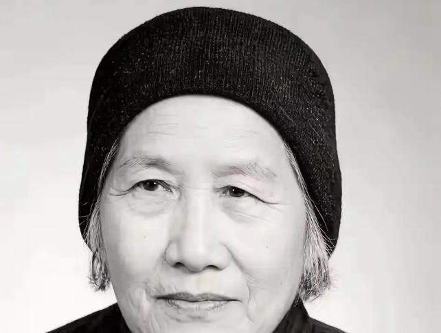 19岁守寡隐姓埋名，她用六十年瞒天过海！一根黑黢黢的晒衣杆，在院子里立了六十年，