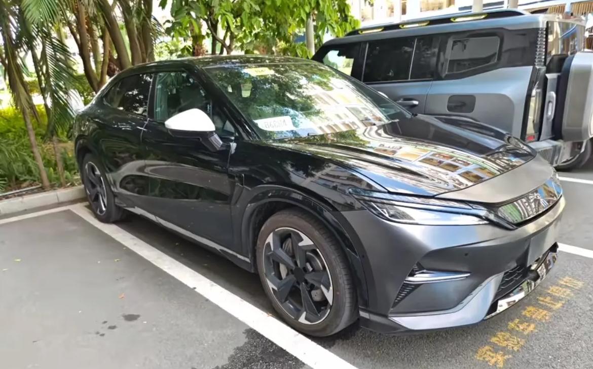继白色实车后，比亚迪宋L再曝黑色和橙色实车，这种小众的猎跑SUV拍照非常考验角度