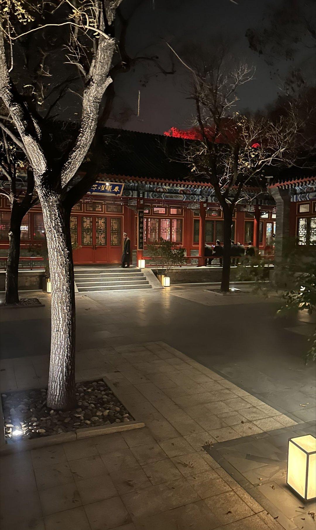 安保人员在结束了一天的守护工作后坐在游廊里休息 