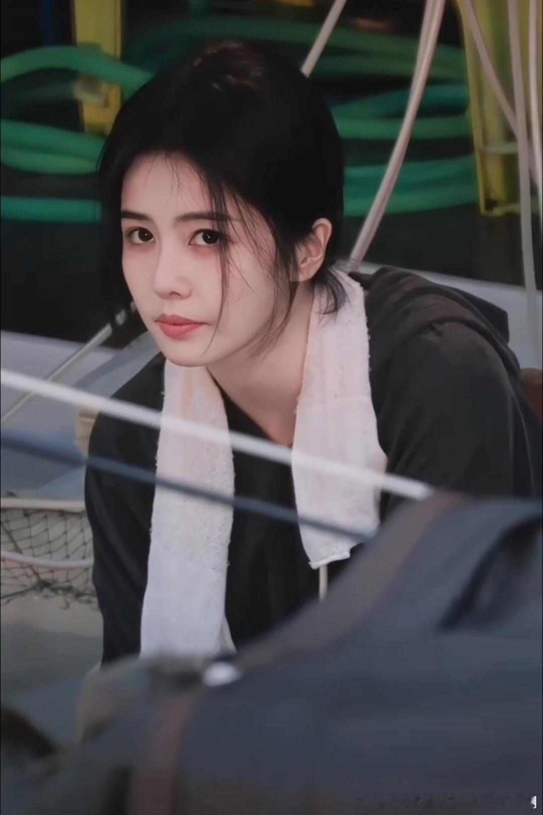 白鹿《开到荼蘼》王韵娜渔村路透。白鹿的演技一直都是自然有层次感，得到大家认可的。