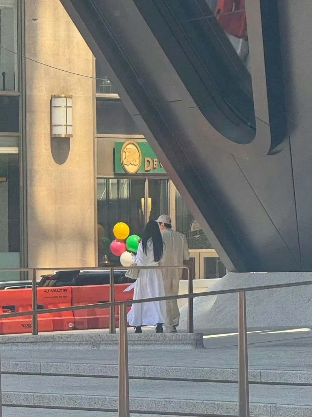 林俊杰 七七如果不是真的喜欢也不会在各种言语大爆发时还出席毕业典礼但也别忘记出歌
