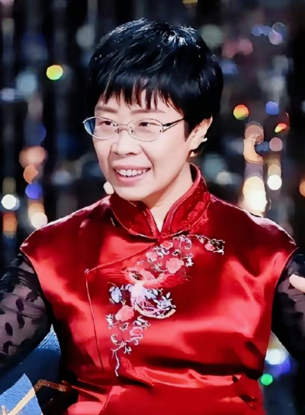 你敢信吗？前阵子还在诗词大会上温温柔柔讲唐诗宋词的蒙曼，就因为聊了几句清朝，直接