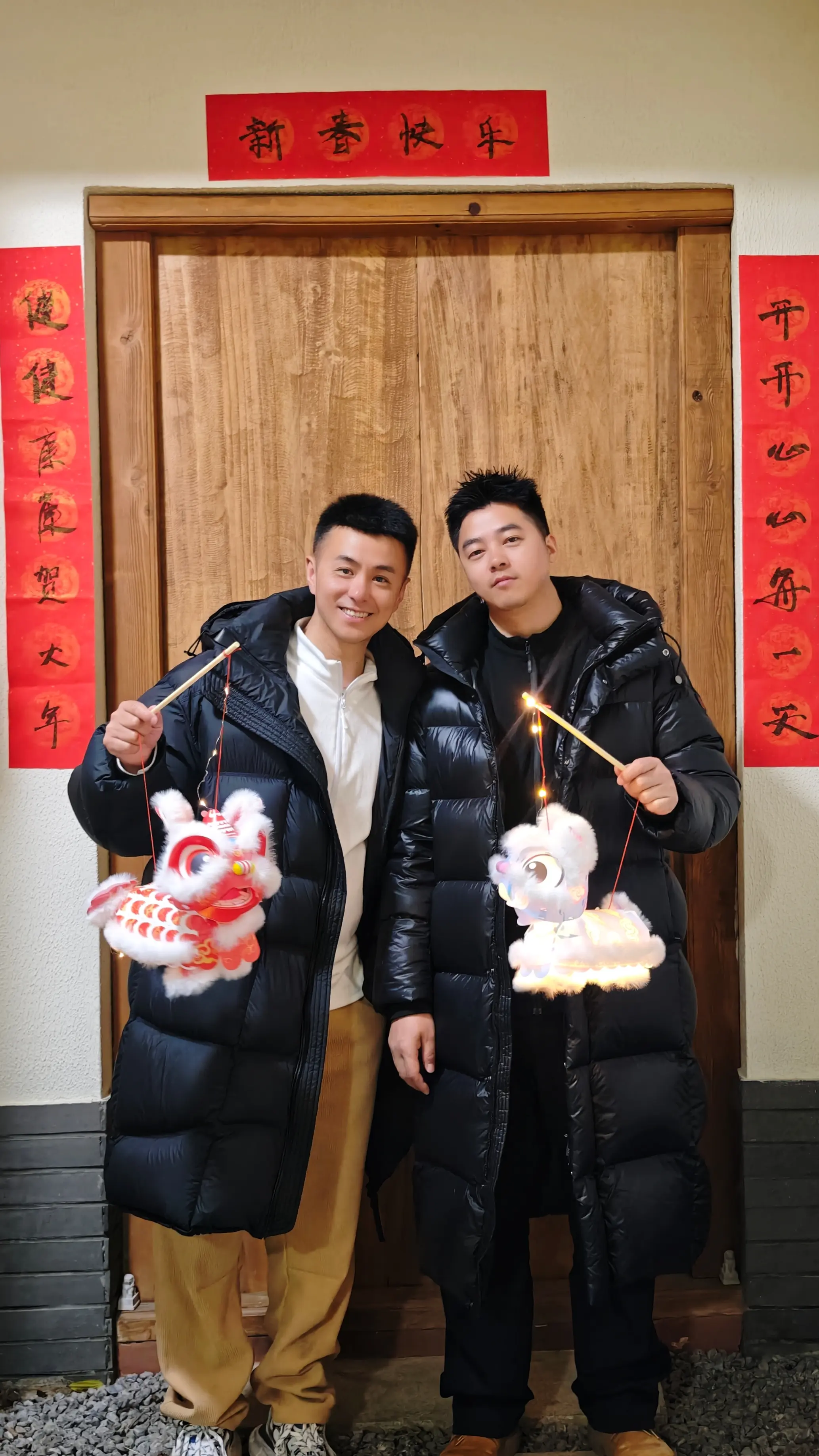 世界再大，不过你我之间；路途再远，不过携。手并肩。亲爱的，新年快乐。