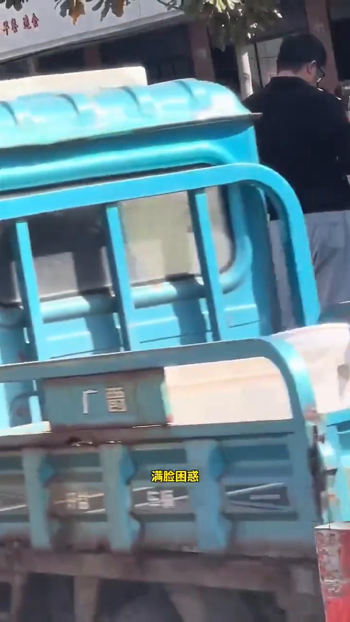 交警穿错鞋。
今天出门看到一位交警穿错了鞋子，刚要下车提醒他，他自己便察觉到了。