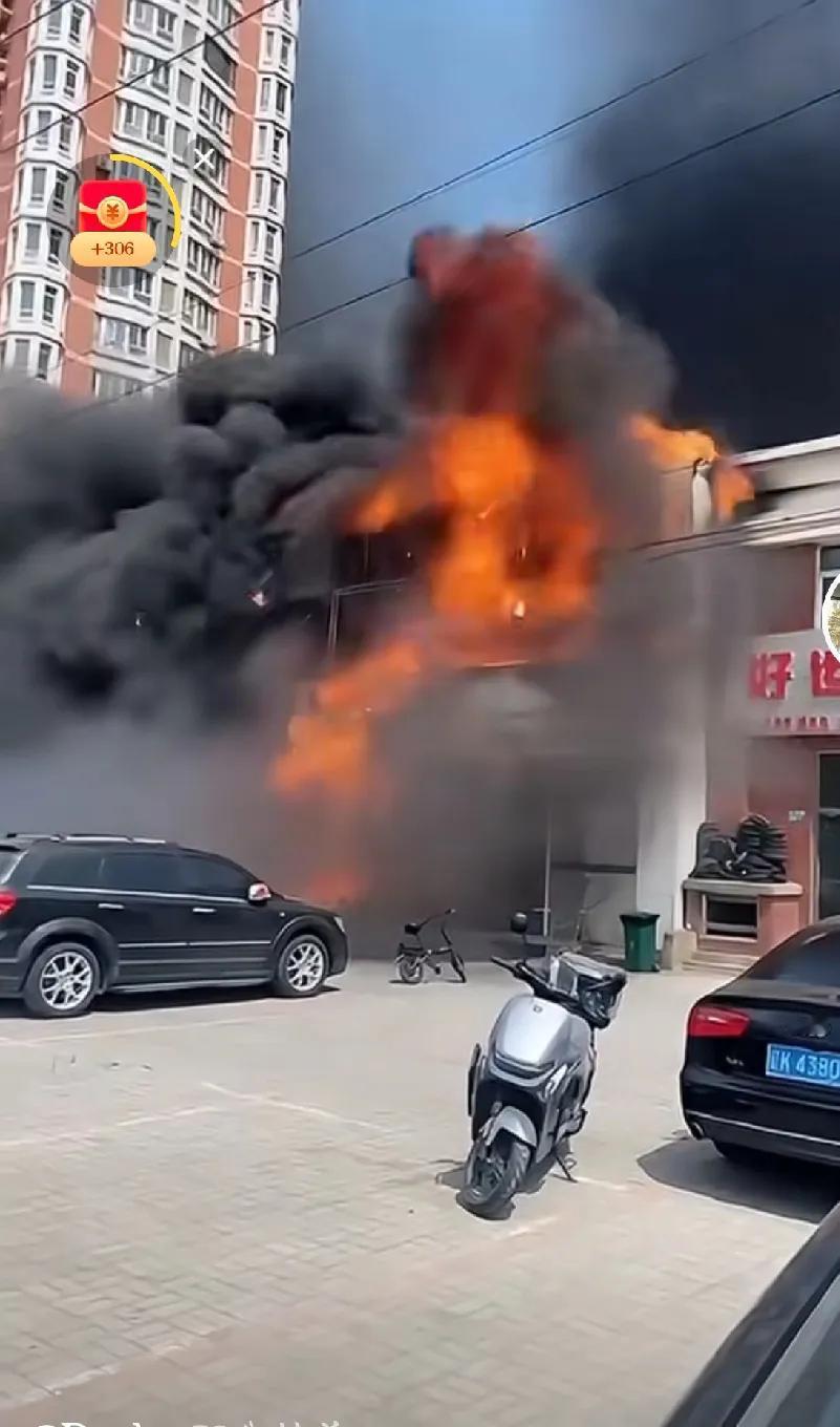 要是从二楼跳下来是不是最好的选择啊
谁能想到啊其乐融融的去吃点饭
竟然变成了最后