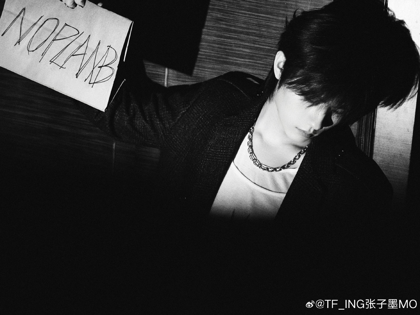 张子墨 有人懂一下这个项链被锁骨托起变形的弧度嘛... 