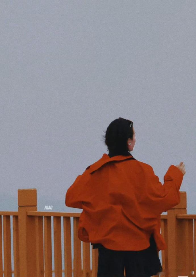 倪妮 向野的我们路透谁被倪妮旷野红外套路透惊艳到！红衫点亮整片戈壁风光，不刻意营